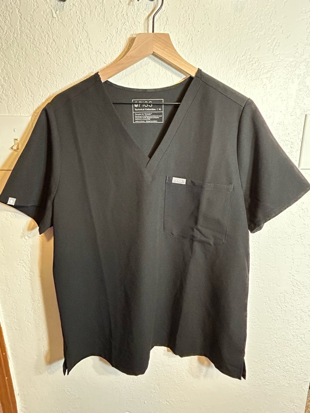 Figs Black V-Neck Scrub Top with Chest Pocket Medical Healthcare Uniform XL